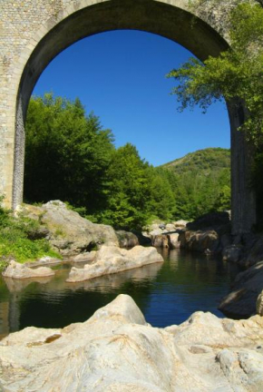 Gîtes de Neyrac, appartement Rose - piscine, rivière à 100 m, vue sur les collines
